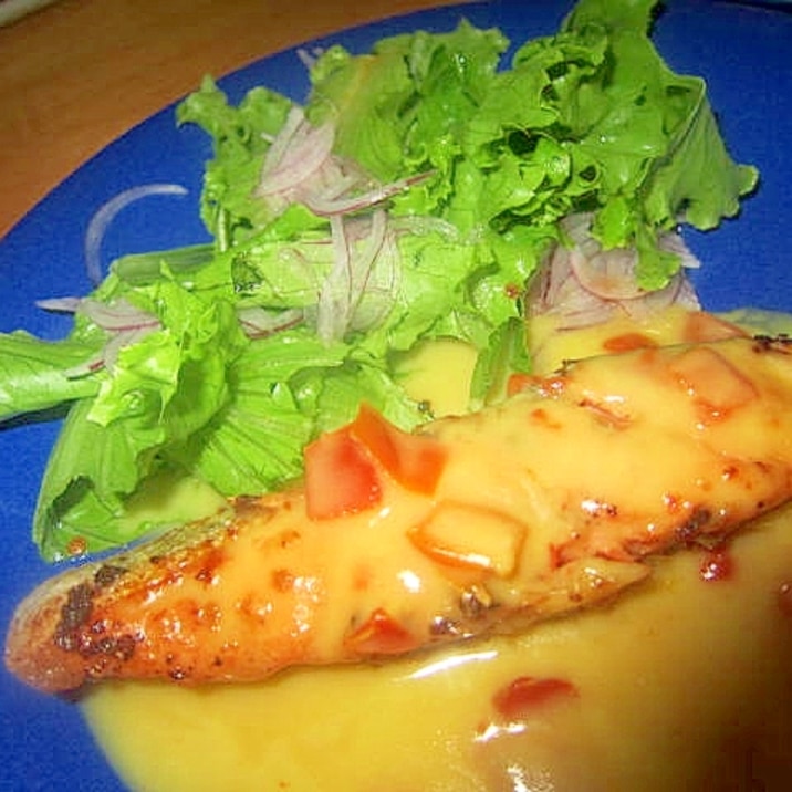 鮭サフランクリームソースと紫玉葱レタスサラダ